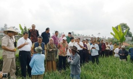 Kunjungan kerja meninjau ladang bawang di Desa Alam Endah,  Kecamatan Rancabali, Kabupaten Bandung, Jawa Barat, Selasa (30/5).