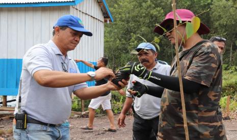 Kunjungan kerja Pelaksana Tugas (Plt) Bupati Musi Banyuasin Beni Hernedi SIP untuk melakukan penanaman bibit pohon di Areal Konsesi, Ahad (14/11). 