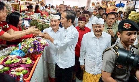 Kunjungan kerja Presiden Joko Widodo ke Pasar Badung dan Taman Kumbasari Tukad Badung Kota Denpasar, Bali, Sabtu (18/5).