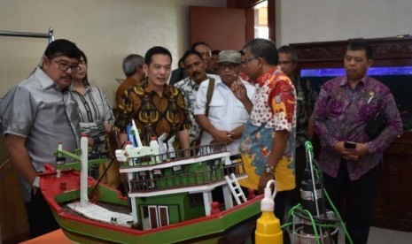  Kunjungan Kerja Spesifik (Kunspek) Komisi IV DPR RI dengan Kepala Balai Besar Percontohan Penangkapan Semarang dan para nelayan Jateng, Jumat (21/7).  