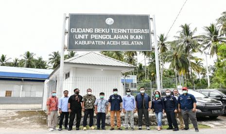 Kunjungan Lapangan Kepala BPH Migas M Fanshurullah Asa bersama team, didampingi Bupati Aceh Selatan Tgk Amran bersama Kadis Kelautan dan Perikanan Dzumairi, S. Pi., M.T. , juga SBM Pertamina Rayon 2 Aceh, Salman Al Farisy ke SPBUN 18237010 PT. BAN LAKU LINGGANG Komplek TPI Keude Meukek, Aceh Selatan (9/5).