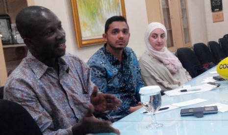 Three Australian Muslims Mohamed Dukuly (left), Kashif Bouns (center) and Laila Ibrahim, visit Republika on Monday, May 12, 2014. 