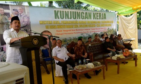 Kunjungan Menteri Desa, Pembangunan Daerah Tertingga; dan Transmigrasi, Marwan Jafar ketika mengunjungi desa Huntu Barat, Gorontalo