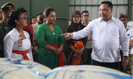 Kunjungan Menteri Desa Pembangunan Daerah Tertinggal dan Transmigrasi Eko Putro  Sandjojo (kanan) ke Kabupaten Tabanan, disambut Bupati Tabanan, Ni Putu Eka Wiryastuti (tengah), Kamis, (22/8).