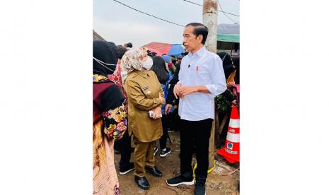 Kunjungan Presiden Joko Widodo ke Pasar Baros, Kabupaten Serang, pada Jumat (17/6/2022) dimanfaatkan dengan baik oleh Bupati Serang Ratu Tatu Chasanah. Salah satunya dengan menyampaikan aspirasi pembangunan pasar baru di Kecamatan Baros.