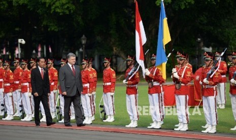 Kunjungan Presiden Ukraina. Presiden Joko Widodo bersama Presiden Ukraina Petro Poroshenko memeriksa pasukan saat upacara penyambutan kunjungan Presiden Ukraina di Istana Merdeka, Jakarta, Jumat (5/8). 