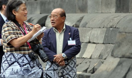 Putri Kerajaan Thailand, Maha Chakri Sirindhorn (kiri) mencatat kisah cerita yang ada pada relief Candi Borobudur ketika berkunjung ke Taman Wisata Candi Borobudur, tahun lalu.