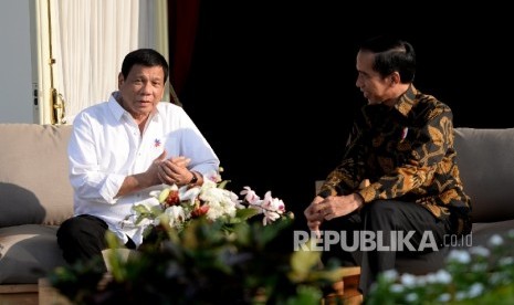 Kunjungan Rodrigo Duterte. Presiden Joko Widodo (kanan) berbincang bersama Presiden Filipina Rodrigo Duterte saat kunjungan kenegaraan di teras halaman belakang Istana Merdeka, Jakarta, Jumat (9/9).