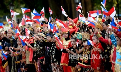 Kunjungan Rodrigo Duterte. Siswa SD menggunakan pakaian adat bersiap menyambut kunjungan kenegaraan Presiden Filipina Rodrigo Duterte di Istana Merdeka, Jakarta, Jumat (9/9).