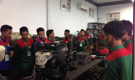 kunjungan siswa-siswi SMK ke pabrik Kia Mobil Indonesia