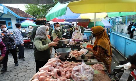  pasar tradisional atau pasar rakyat yang ada di wilayah Sleman diharapkan mampu bersaing dengan pasar modern dengan jalan menciptakan suasana pasar yang bersih, nyaman dan ramah.  Kunjungan sosialisasi tertib timbangan ke pasar tradisional Sleman. 