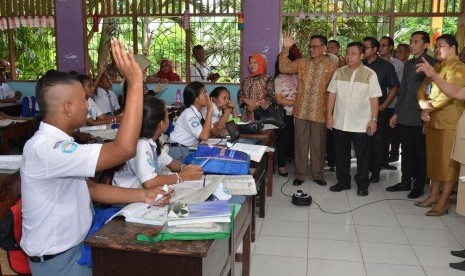 Kunjungan tim Komisi X ke Papua terkait penddiikan.