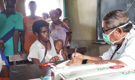 Kunjungan tim medis dan kesehatan Universitas Hasanuddin Makassar ke sejumlah tempat di Asmat, Papua yang terdiri atas dokter spesialis anak, penyakit dalam, gizi klinik, dan kebidanan tersebut dipimpin Prof. dr. Budu, Ph.D, SpM(K), M.Ed. 