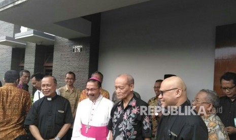 Kunjungan Uskup Agung Semarang, Romo Robertus Rubiyatmoko, ke kediaman Buya Syafii Maarif.   Rombongan Keuskupan Agung Semarang (KAS) itu diterima Buya Syafii Maarif, Senin (19/2). 