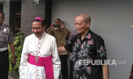 Semarang Archbishop Mgr Robertus Rubiyatmoko visits the residence of Muhammadiyah figure Buya Syafi'i Maarif in Nogotirto, Sleman, Jogjakarta Special Region on Monday.