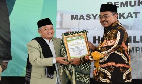 Kunjungan Wakil Ketua MPR Jazilul Fawaid ke Kabupaten Cianjur, Jawa Barat, Kamis (3/9) salah satunya adalah bersilaturahmi ke Pondok Pesantren Nurul Hidayah Al Khadijah. Jazilul Fawaid hadir di pesantren yang dipimpin oleh KH. Muhammad Deni Ramdani itu didampingi oleh anggota MPR Fraksi PKB, Neng Eem Marhamah Zulfa.