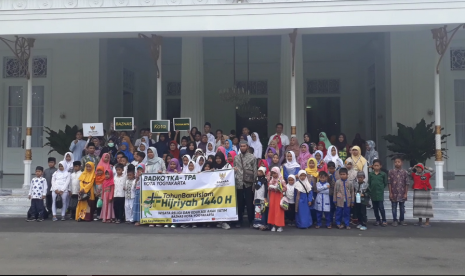 Kunjungan wisata yang dilakukan anak-anak di sekitaran Istana  Kepresidenan Yogyakarta, Ahad (16/9).