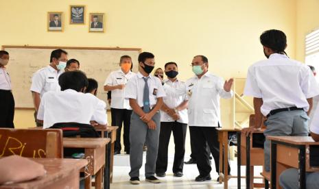 Kunjungi SMK Negeri 1 Muntok, Bangka Barat, Gubernur Kepulauan Bangka Belitung (Babel), Erzaldi Rosman minta SMK Negeri 1 Muntok siapkan makalah yang berisi tentang rencana perubahan pola belajar mengajar anak didik. 