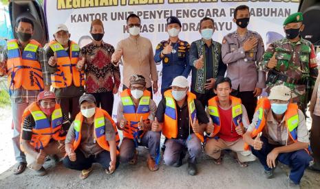 KUPP Kelas III Indramayu menggelar kegiatan  padat karya, pembagian life jacket dan pas kecil kepada nelayan di Desa Dadap, Indramayu.