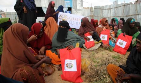 Kurang dari 10 hari lagi Idul Adha akan menyapa kita. Umat Muslim di seluruh dunia mempersiapkannya dengan cara yang berbeda, sesuai budaya masing-masing, namun sarat dengan kemeriahan yang serupa. Semua berada dalam spirit meraih takwa dan kebahagiaan berbagi. Hal ini terekam dalam sebelas tahun perjalanan Global Qurban.