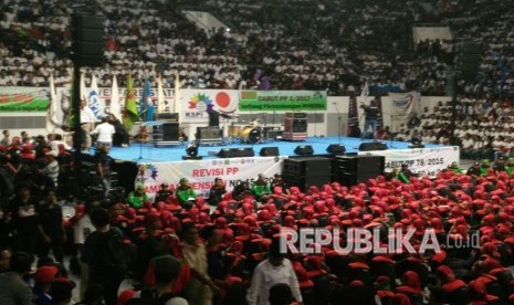 Kurang lebih 8000an massa buruh KSPI yang memadati area dalam Istora Senayan,  dalam rangkaian acara May Day, Selasa (1/5).