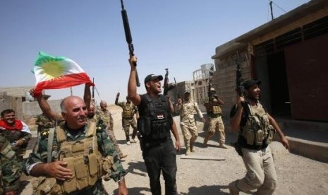 Kurdish peshmerga forces celebrate as they take control of Sulaiman Pek from the Islamist State militants, in the northwest of Tikrit city September 1, 2014.