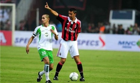 Kurniawan Dwi Yulianto (kiri), pesepak bola Indonesia, beraksi pada pertandingan persahabatan lawan AC Milan Glorie di Stadion Utama Gelora Bung Karno, Jakarta, Sabtu (9/2). 