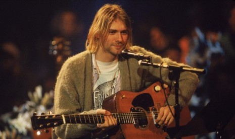 Kurt Cobain saat tampil di MTV Unplugged pada 1993.