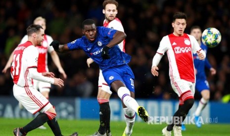 Bek Chelsea Kurt Zouma menendang bola ke arah gawang.