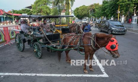 Kusir delman menunggu penumpang di kawasan Wisata Jalan Malioboro, Yogyakarta, Rabu (22/09/2021). Polresta Yogyakarta akan memberlakukan kebijakan sistem lalu lintas ganjil genap di kawasan Jalan Malioboro untuk mengatur dan membatasi kunjungan wisata khususnya saat akhir pekan. 