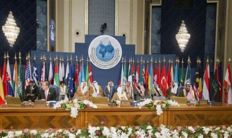 Kuwaiti Emir Sheikh Sabah al-Ahmed al-Sabah (center), UN Secretary General Ban Ki-moon (left) and Kuwaiti Foreign Minister Sheikh Sabah Khalid al-Hamad al-Sabah (right) attend during the opening session of the Syrian Donors Conference at Bayan Palace Liber