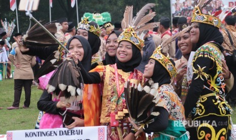 Kwarnas Gerakan Pramuka menggelar Upacara Sumpah Pemuda di Lapangan Kempi 2, Bumi Perkemahan Pramuka, Cibubur, Jakarta Timur, Sabtu (28/10).