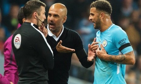 Kyle Walker (kanan) dan Pep Guardiola (tengah).