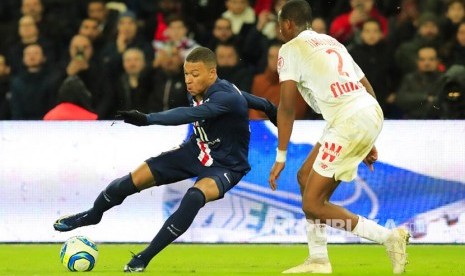 Kylian Mbappe kiri) melakukan trik.