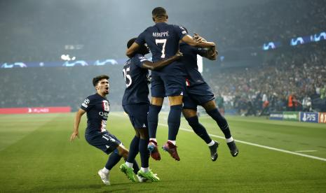 Kylian Mbappe (C, atas) dari Paris Saint-Germain (PSG) merayakan dengan rekan setimnya setelah mencetak gol ke gawang Juventus pada pertandingan penyisihan Grup H Liga Champions di Paris, Prancis, Selasa (6/9/2022) waktu setempat atau Rabu (7/9/2022) dini hari WIB. 