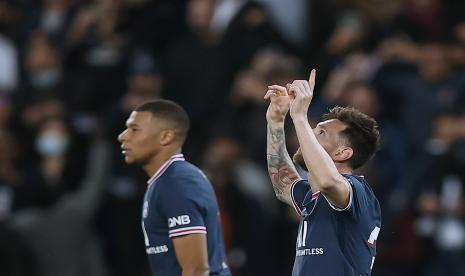 Bintang Paris Saint-Germain (PSG) Lionel Messi (kanan) merayakan gol bersama rekan setimnya Kylian Mbappe.