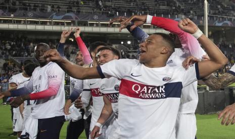 Kylian Mbappe dan para pemain Paris Saint-Germain merayakan keberhasilan menembus semifinal Liga Champions seusai menyingkirkan Barcelona. PSG mengalahkan Barcelona 4-1 di Stadion Olimpiade Lluis Companys, Barcelona, Rabu (17/4/2024) dini hari WIB untuk lolos ke semifinal dengan agregat 6-4. 