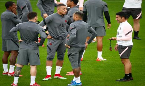 Para pemain Paris Saint-Germain (PSG) Kylian Mbappe (dua kiri), Lionel Messi (kiri), dan Neymar (dua kanan) selama sesi latihan belum lama ini.