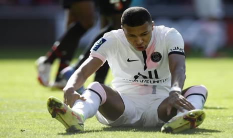 Kylian Mbappe dari Paris Saint Germain bereaksi selama pertandingan sepak bola Ligue 1 Prancis antara Stade Rennais dan PSG di stadion Roazhon Park di Rennes, Prancis, 03 Oktober 2021.