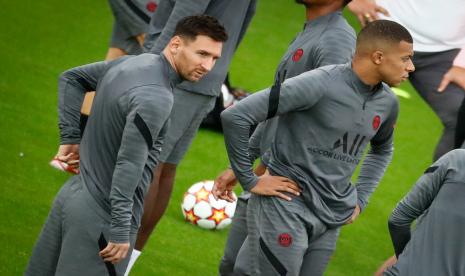 Kylian Mbappe dan Lionel Messi (kiri) dari Paris Saint-Germain selama sesi latihan.  