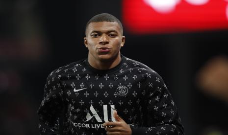 Kylian Mbappe dari Paris Saint Germain melakukan pemanasan sebelum pertandingan sepak bola Ligue 1 Prancis, Paris Saint Germain vs FC Metz di stadion Saint-Symphorien di Metz, Prancis, 22 September 2021. 