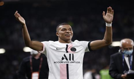 Kylian Mbappe dari Paris Saint Germain merayakan akhir pertandingan sepak bola Ligue 1 Prancis, Paris Saint Germain vs FC Metz di stadion Saint-Symphorien di Metz, Prancis, 22 September 2021.