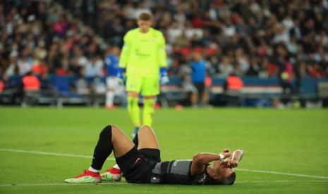 Kylian Mbappe dari Paris Saint Germain (turun) bereaksi selama pertandingan sepak bola Ligue 1 Prancis antara PSG dan Montpellier di stadion Parc des Princes di Paris, Prancis, 25 September 2021.