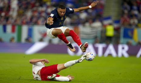  Kylian Mbappe dari Prancis (atas) dan Rasmus Kristensen dari Denmark bertarung memperebutkan bola selama pertandingan sepak bola grup D Piala Dunia antara Prancis dan Denmark, di Stadion 974 di Doha, Qatar, Sabtu, 26 November 2022.