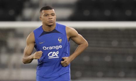 Kylian Mbappe dari Prancis berlari selama sesi latihan di Stadion Jassim Bin Hamad di Doha, Qatar, Senin, 12 Desember 2022. Prancis akan bermain melawan Maroko dalam pertandingan sepak bola semifinal Piala Dunia 2022 pada 14 Desember. 