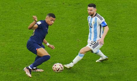 Kylian Mbappe dari Prancis (kiri) dan Lionel Messi dari Argentina berebut bola selama final Piala Dunia 2022 antara Argentina dan Prancis di Stadion Lusail di Lusail, Qatar,  Ahad (18/12/2022).