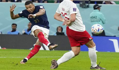  Kylian Mbappe dari Prancis (kiri) mencetak gol kedua timnya pada pertandingan sepak bola babak 16 besar Piala Dunia antara Prancis dan Polandia, di Stadion Al Thumama di Doha, Qatar, Ahad, 4 Desember 2022. 