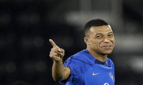 Kylian Mbappe dari Prancis memberi isyarat saat sesi latihan di stadion Jassim Bin Hamad di Doha, Qatar, Kamis, 8 Desember 2022. Prancis akan bermain melawan Inggris dalam pertandingan sepak bola perempat final Piala Dunia pada 10 Desember. 