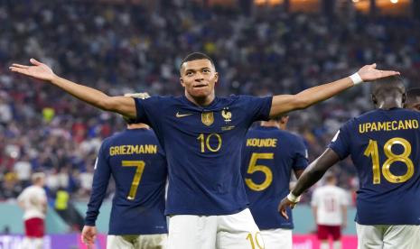 Kylian Mbappe dari Prancis merayakan gol pembuka timnya melawan Denmark selama pertandingan sepak bola grup D Piala Dunia di Stadion 974 di Doha, Qatar, Sabtu, 26 November 2022. 