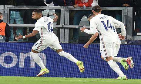  Kylian Mbappe dari Prancis merayakan setelah mencetak gol selama pertandingan sepak bola semi final UEFA Nations League antara Belgia dan Prancis di Turin, Italia, 07 Oktober 2021. 